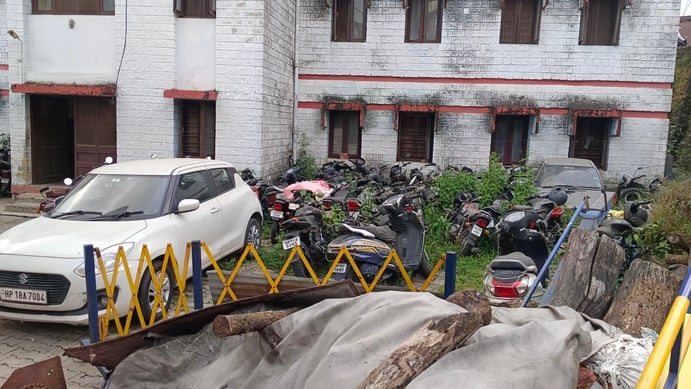 पुलिस थाना नाहन में जब्त किए गए वाहन व पार्क वाहनों से भरा परिसर। संवाद