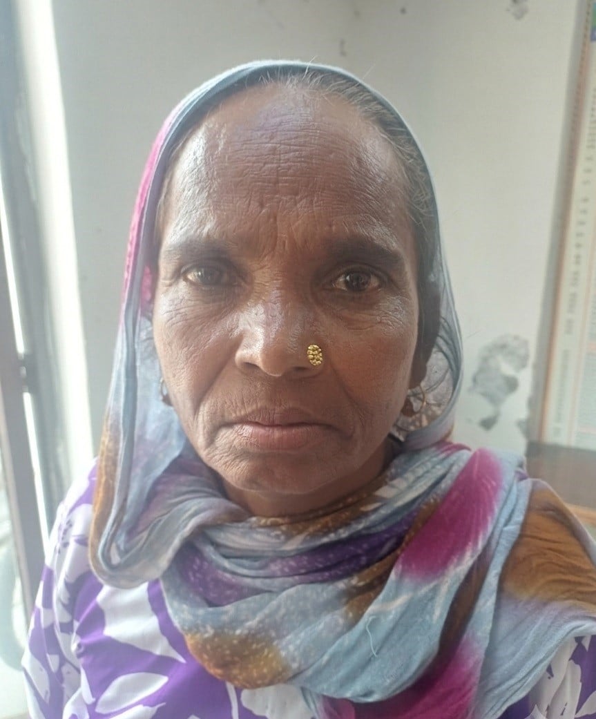 परिवार पहचान पत्र से कटा पति का नाम दिखाती पूजा। संवाद परिवार पहचान पत्र से कटा पति का नाम दिखाती पूजा। संवाद
