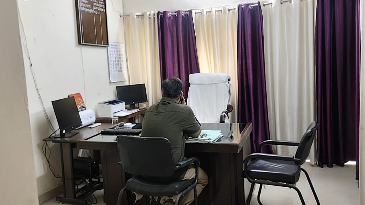 पड़ताल: जिला पूर्ति अधिकारी की कार्यालय में खाली पड़ी कुर्सी। संवाद