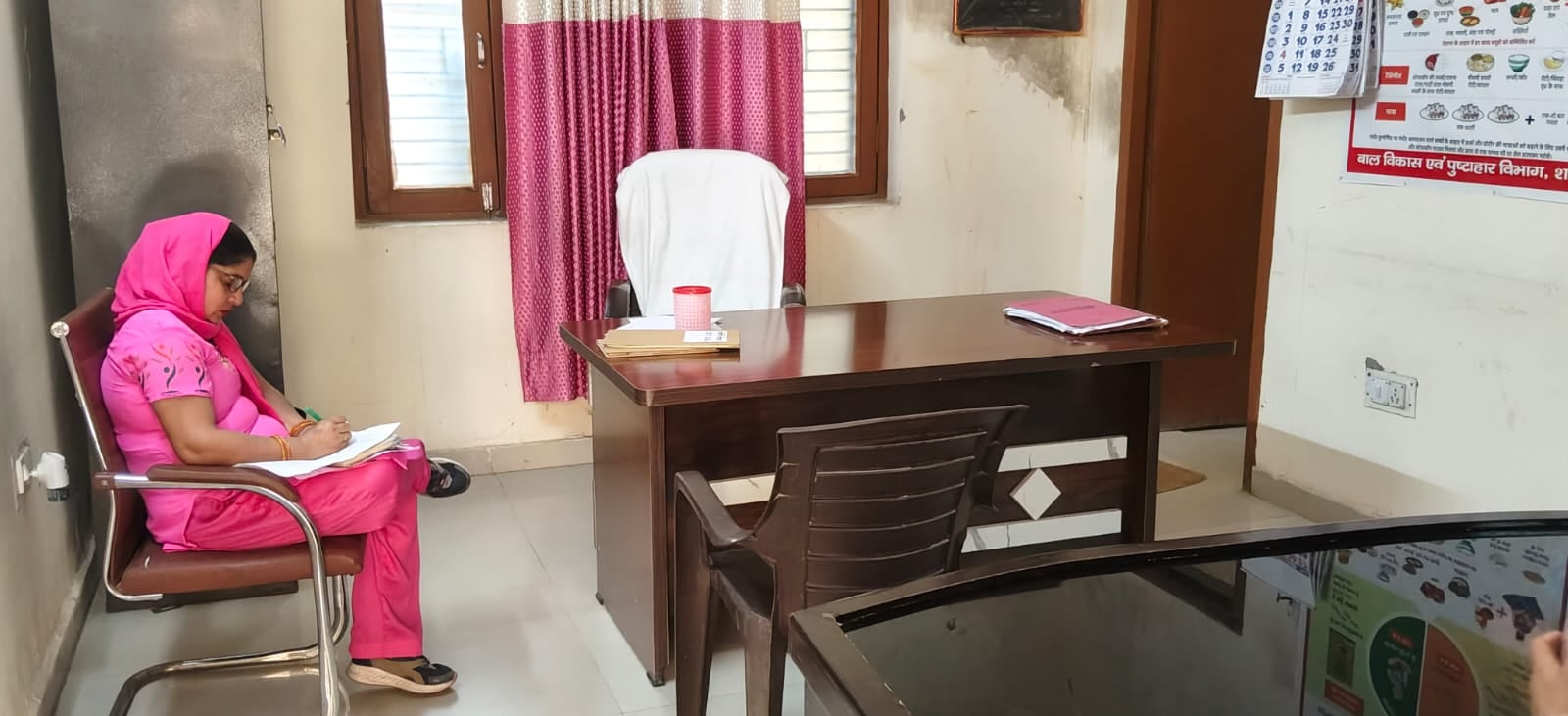 पड़ताल: जिला पूर्ति अधिकारी की कार्यालय में खाली पड़ी कुर्सी। संवाद