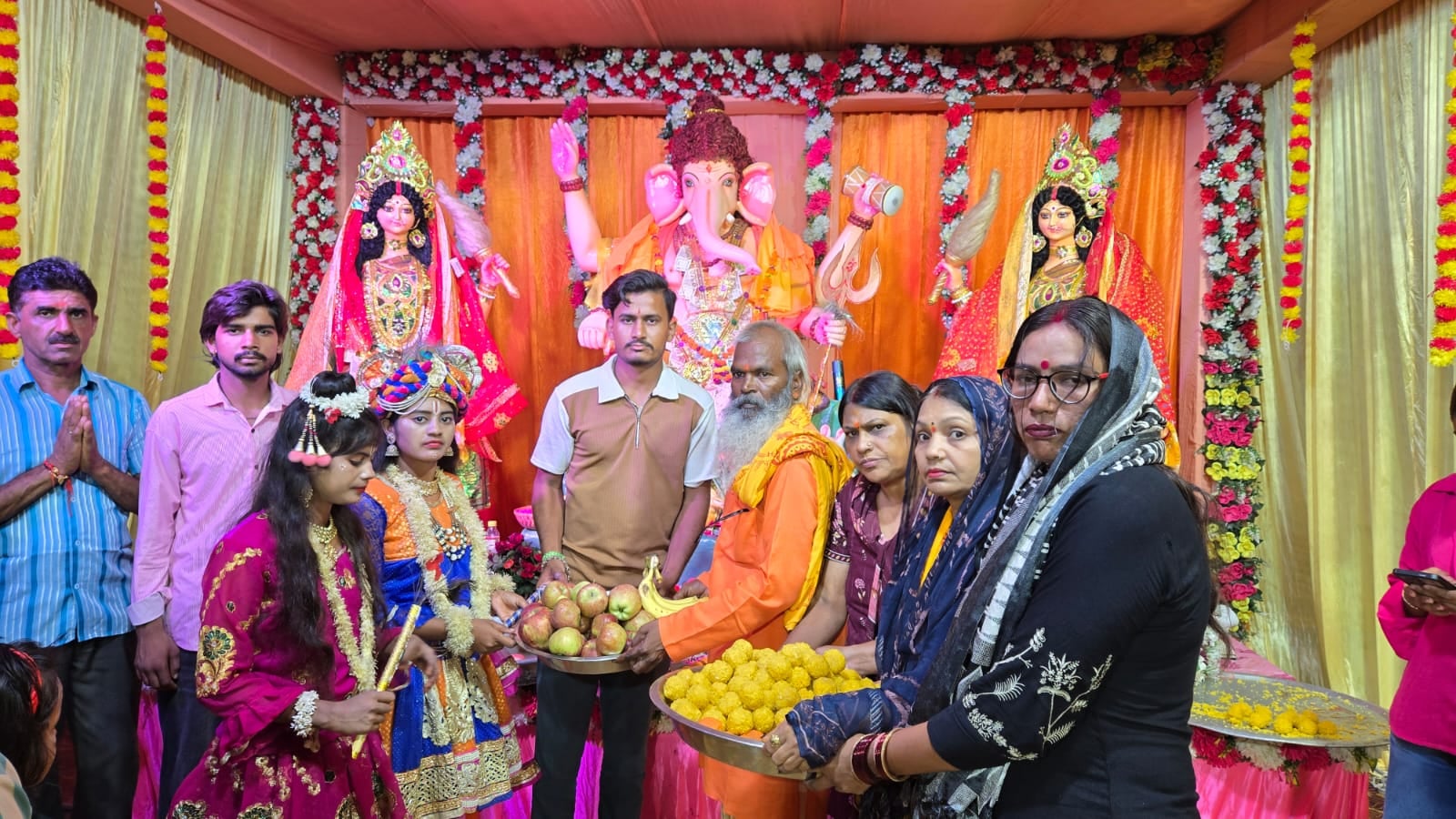रामलीला मैदान में चल रहे गणेश चतुर्थी महोत्सव में शामिल श्रद्धालु स्रोत संवाद रामलीला मैदान में चल रहे गणेश चतुर्थी महोत्सव में शामिल श्रद्धालु स्रोत संवाद