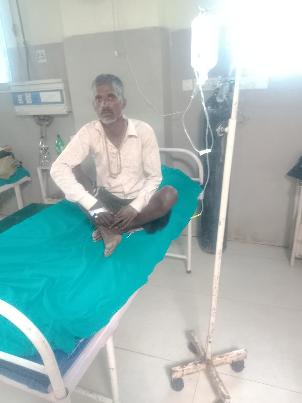 रेस्कयू के बाद मगरमच्छ के साथ वनकर्मी। स्रोत: वन विभाग