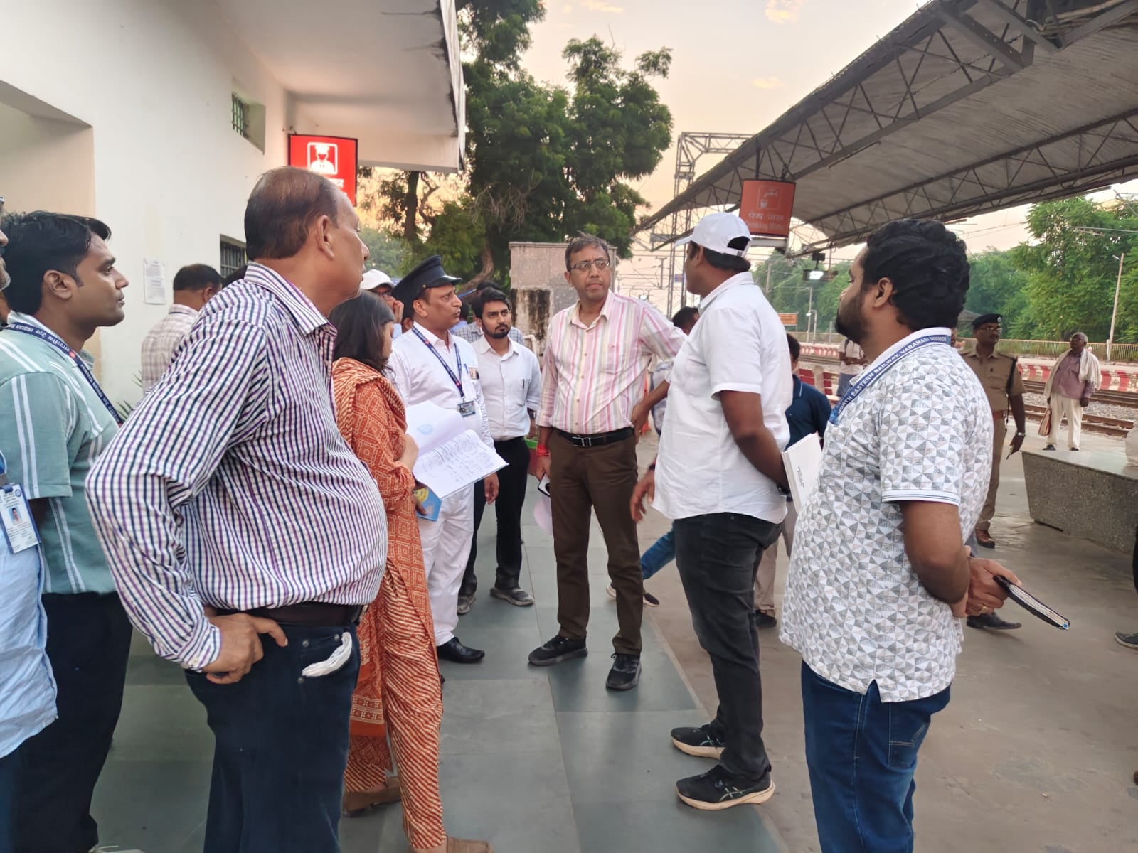 सुरेमनपुर रेलवे स्टेशन के निरीक्षण के दौरान अपने मातहतों से जानकारी लेते डीआरएम आशीष जैन। जागरु सुरेमनपुर रेलवे स्टेशन के निरीक्षण के दौरान अपने मातहतों से जानकारी लेते डीआरएम आशीष जैन। जागरु