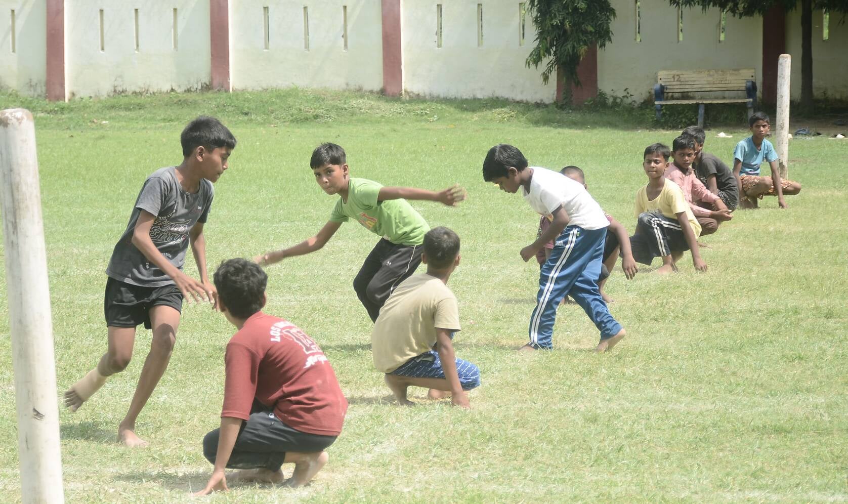स्टेडिमय में आयोजित खो-खो प्रतियोगिता में गौरा की टीम। कोच स्टेडिमय में आयोजित खो-खो प्रतियोगिता में गौरा की टीम। कोच