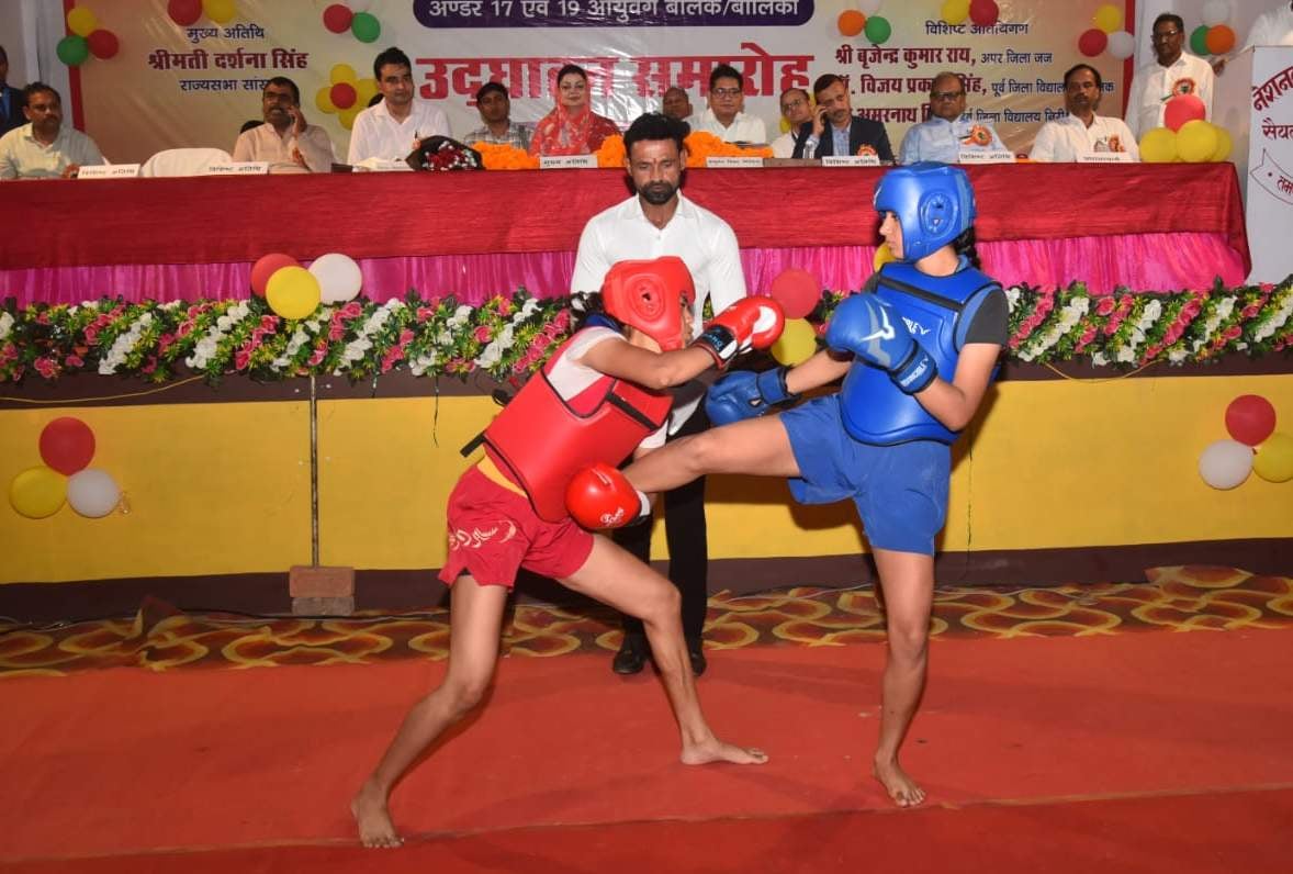 सैयदराजा नेशनल इंटर कॉलेज में सांस्कृतिक कार्यक्रम प्रस्तुत करतीं छात्राएं। संवाद सैयदराजा नेशनल इंटर कॉलेज में सांस्कृतिक कार्यक्रम प्रस्तुत करतीं छात्राएं। संवाद
