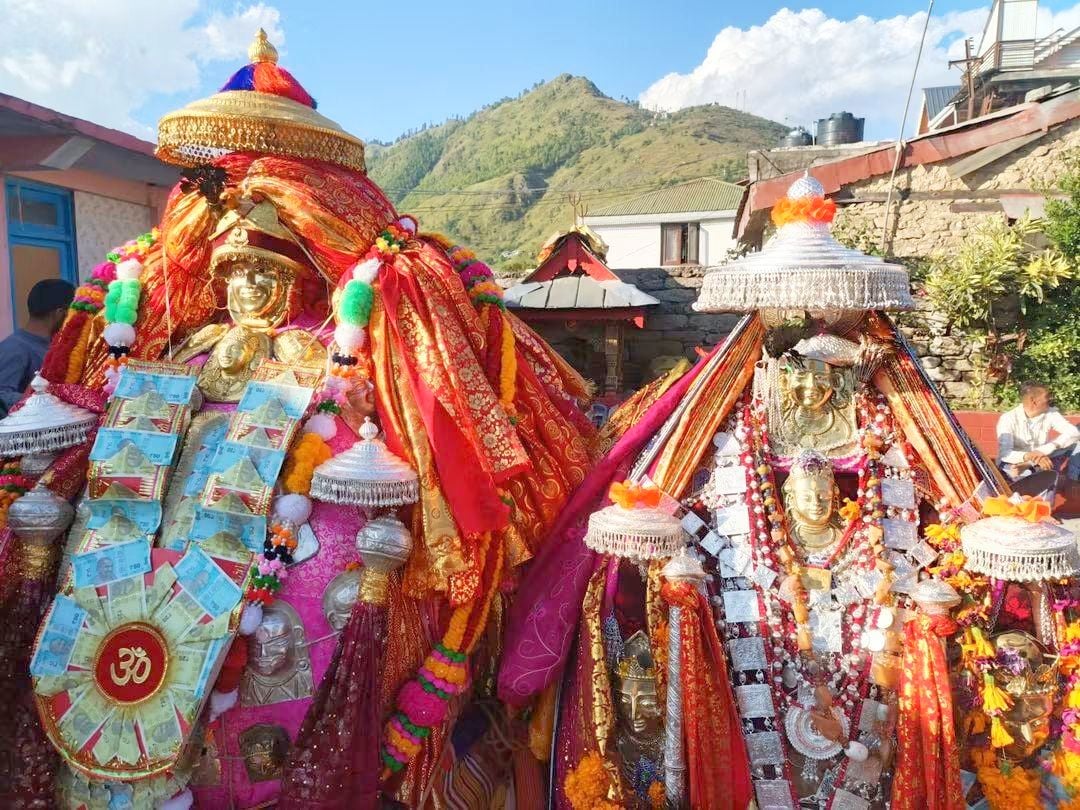 दो दिवसीय रोवा मेले में देव मिलन के दर्शन करते श्रद्धालु। संवाद