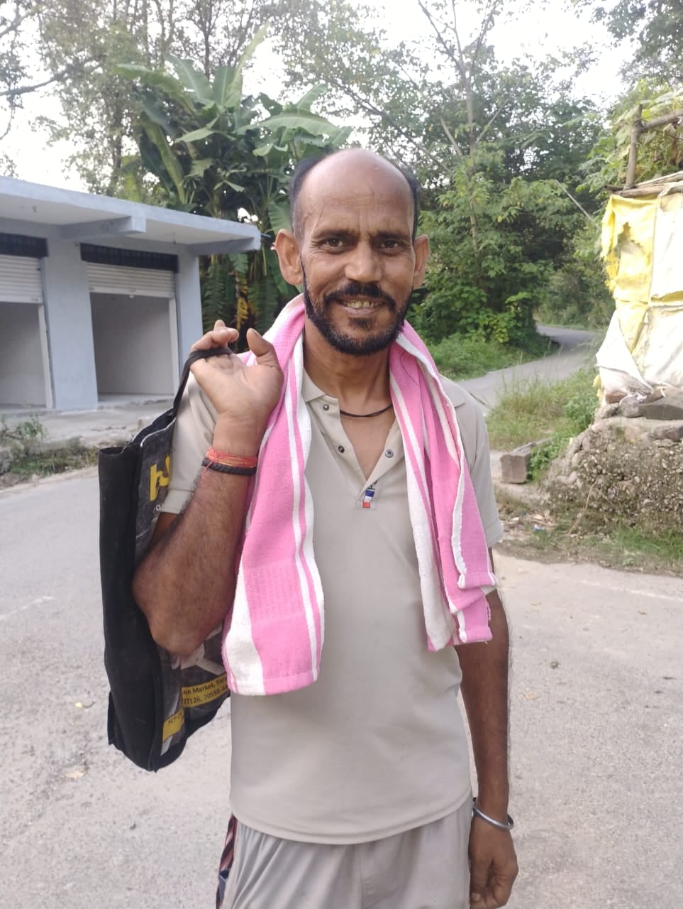दिम्मी से झंबर संपर्क सड़क खस्ताहाल। संवाद दिम्मी से झंबर संपर्क सड़क खस्ताहाल। संवाद
