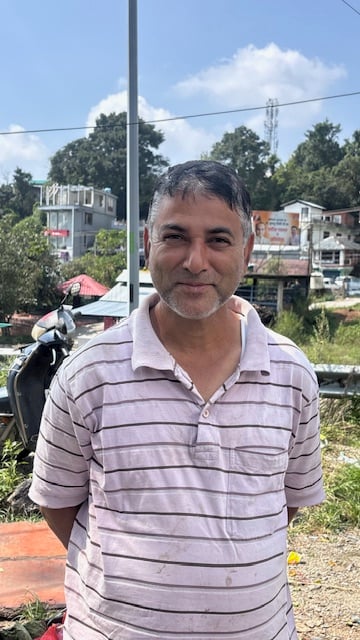 धर्मशाला के शिल्ला चौक में सब्जी और साग बेचते हुए किसान। अमर उजाला धर्मशाला के शिल्ला चौक में सब्जी और साग बेचते हुए किसान। अमर उजाला