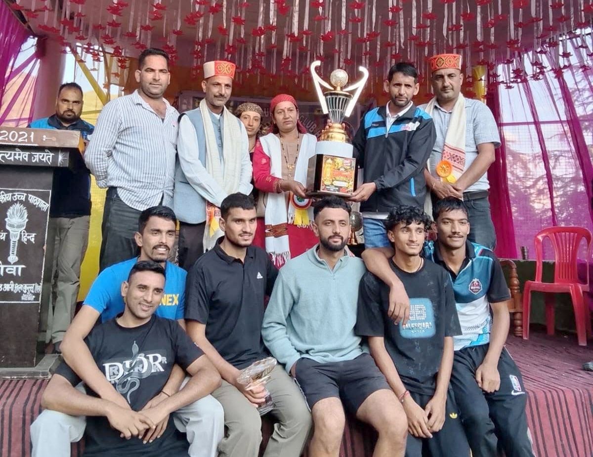 वॉलीबाल विजेता टीम हरियाणा को सम्मानित करते मुख्यातिथि। संवाद