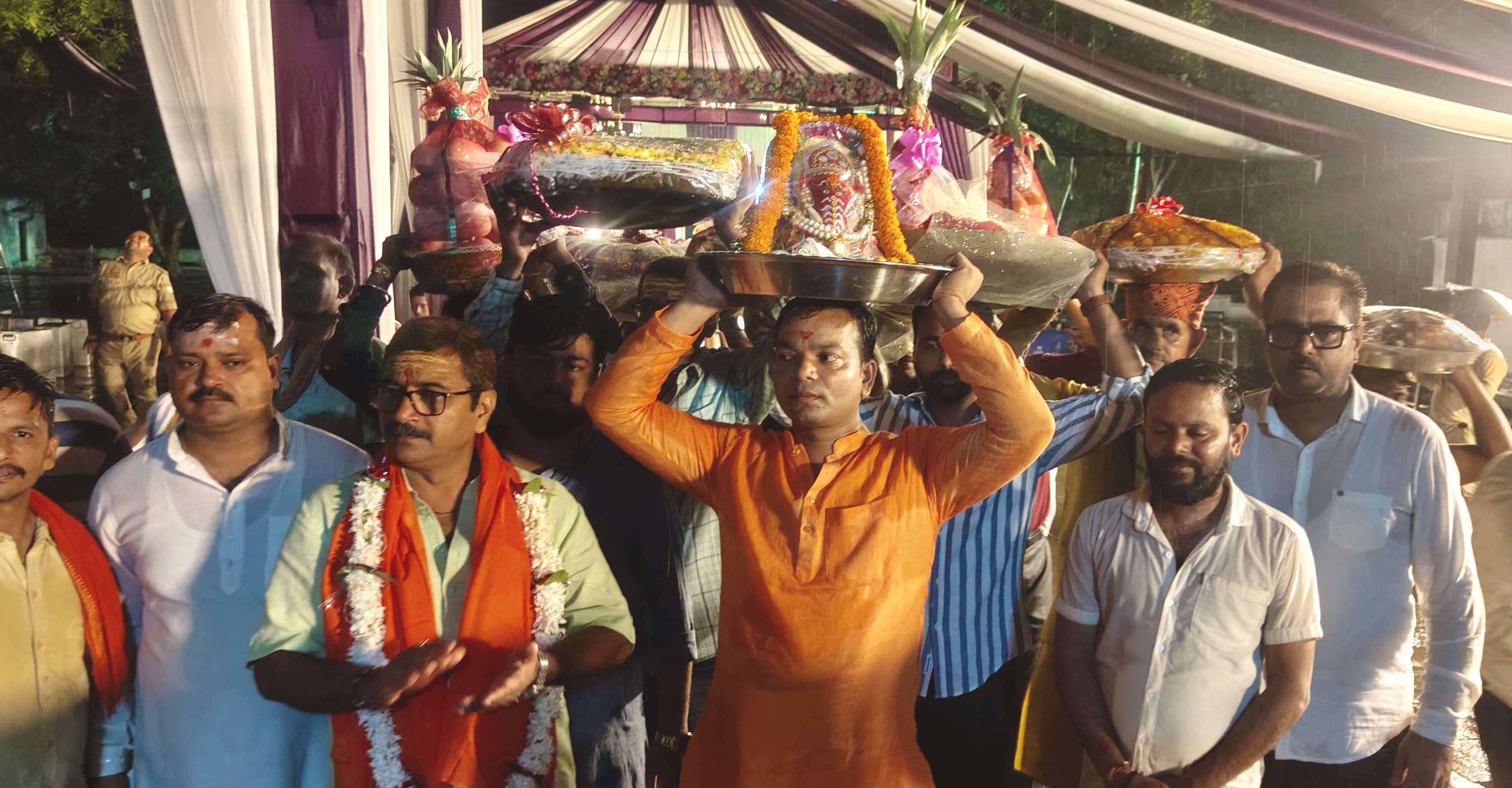 विश्वेश्वरगंज में बाबा लाट भैरव को तिलक चढ़ाते श्रद्धालु। अमर उजाला
