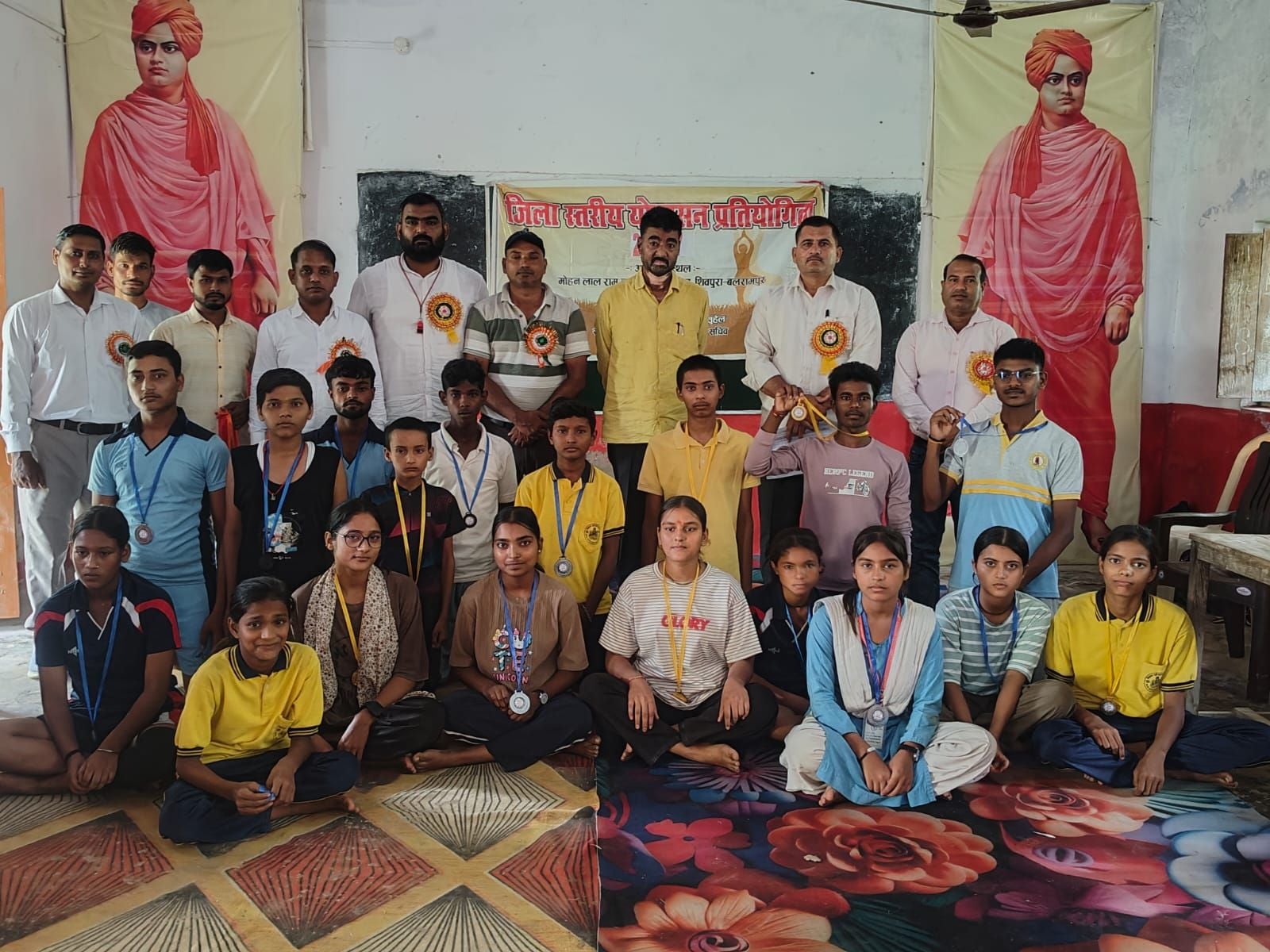 योग करती छात्रा