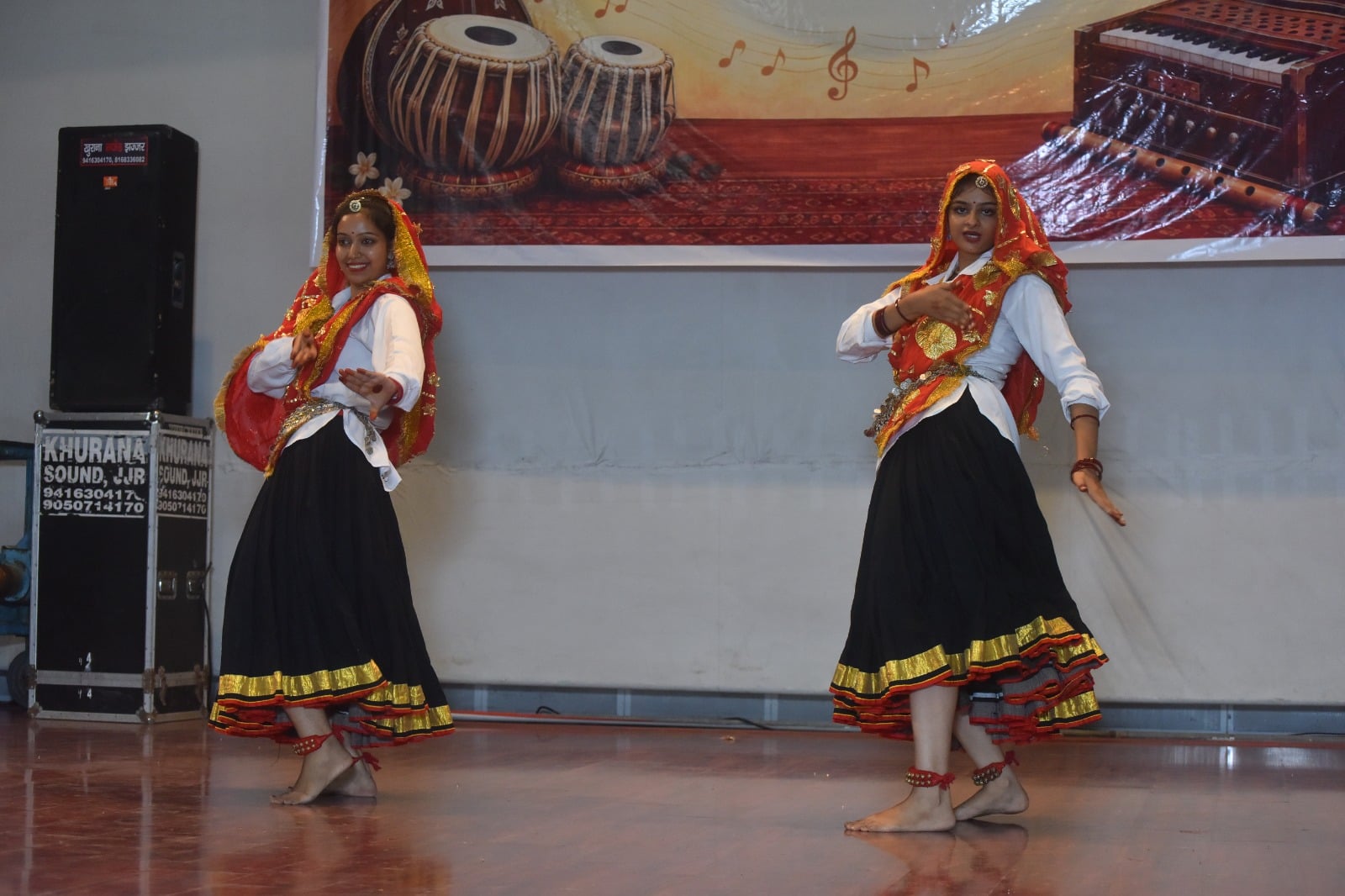 25jjrp04- राजकीय नेहरू कॉलेज में आयोजित प्रतिभा खोज प्रतियोगिता के दौरान नृत्य प्रस्तुत करती छा