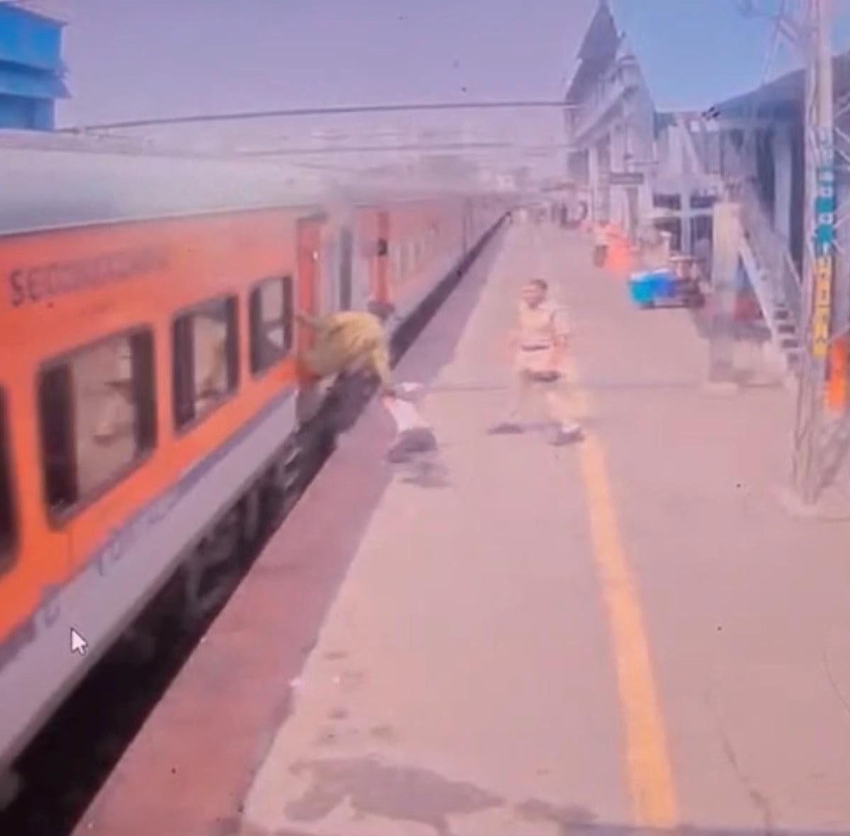 अंबाला कैंट रेलवे स्टेशन के प्लेटफार्म 7 पर ट्रेन से गिर रहे बच्चे को बचाते आरपीएफ के सिपाही कु
