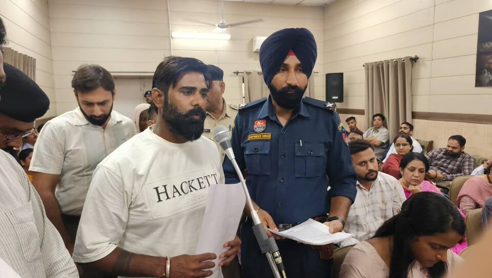 अंबाला कैंट स्थित लोक निर्माण विभाग के विश्रामगृह में मंत्री अनिल विज के सामने रोते हुए अपनी पी अंबाला कैंट स्थित लोक निर्माण विभाग के विश्रामगृह में मंत्री अनिल विज के सामने रोते हुए अपनी पी