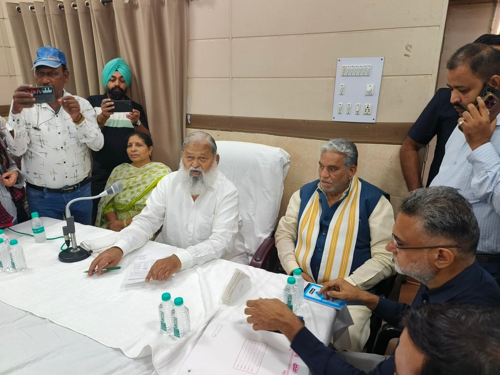 अंबाला कैंट स्थित लोक निर्माण विभाग के विश्रामगृह में मंत्री अनिल विज के सामने रोते हुए अपनी पी अंबाला कैंट स्थित लोक निर्माण विभाग के विश्रामगृह में मंत्री अनिल विज के सामने रोते हुए अपनी पी