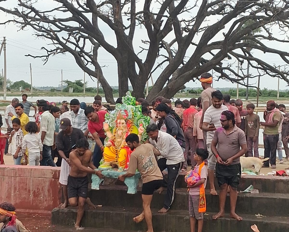 भगवान गणेश की प्रतिमा के विसर्जन के बाद रोता मासूम भक्त। संवाद भगवान गणेश की प्रतिमा के विसर्जन के बाद रोता मासूम भक्त। संवाद