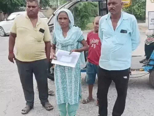 बिजली निगम कार्यालय में शिकायत लेकर पहुंची महिला। सोशल मीडिया बिजली निगम कार्यालय में शिकायत लेकर पहुंची महिला। सोशल मीडिया