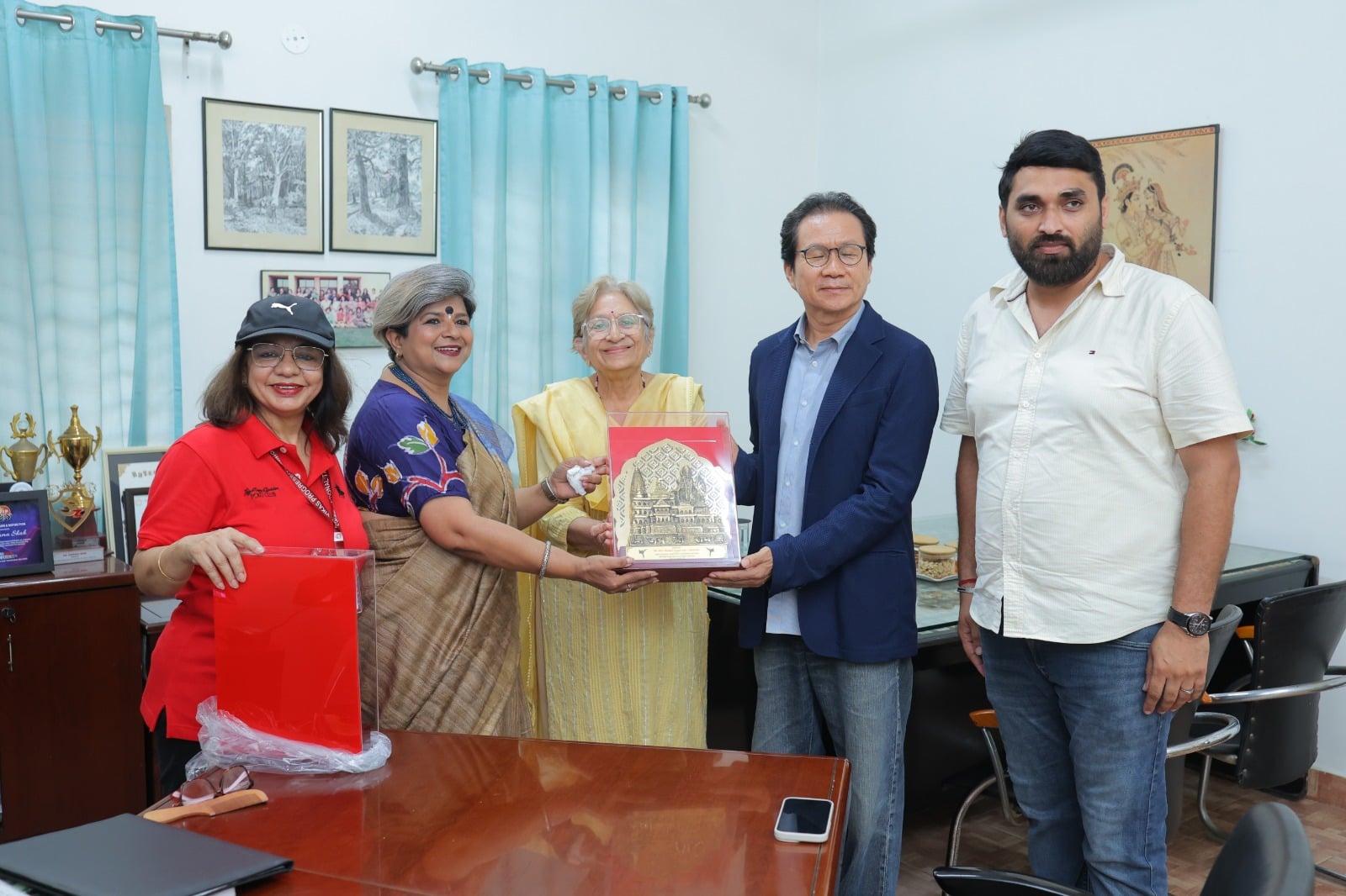 बाल विकास प्रोग्रेसिव स्कूल में विजेताओं को पुरस्कृत करते स्कूल अध्यक्ष वसुंधरा नाथ। स्रोत : स्