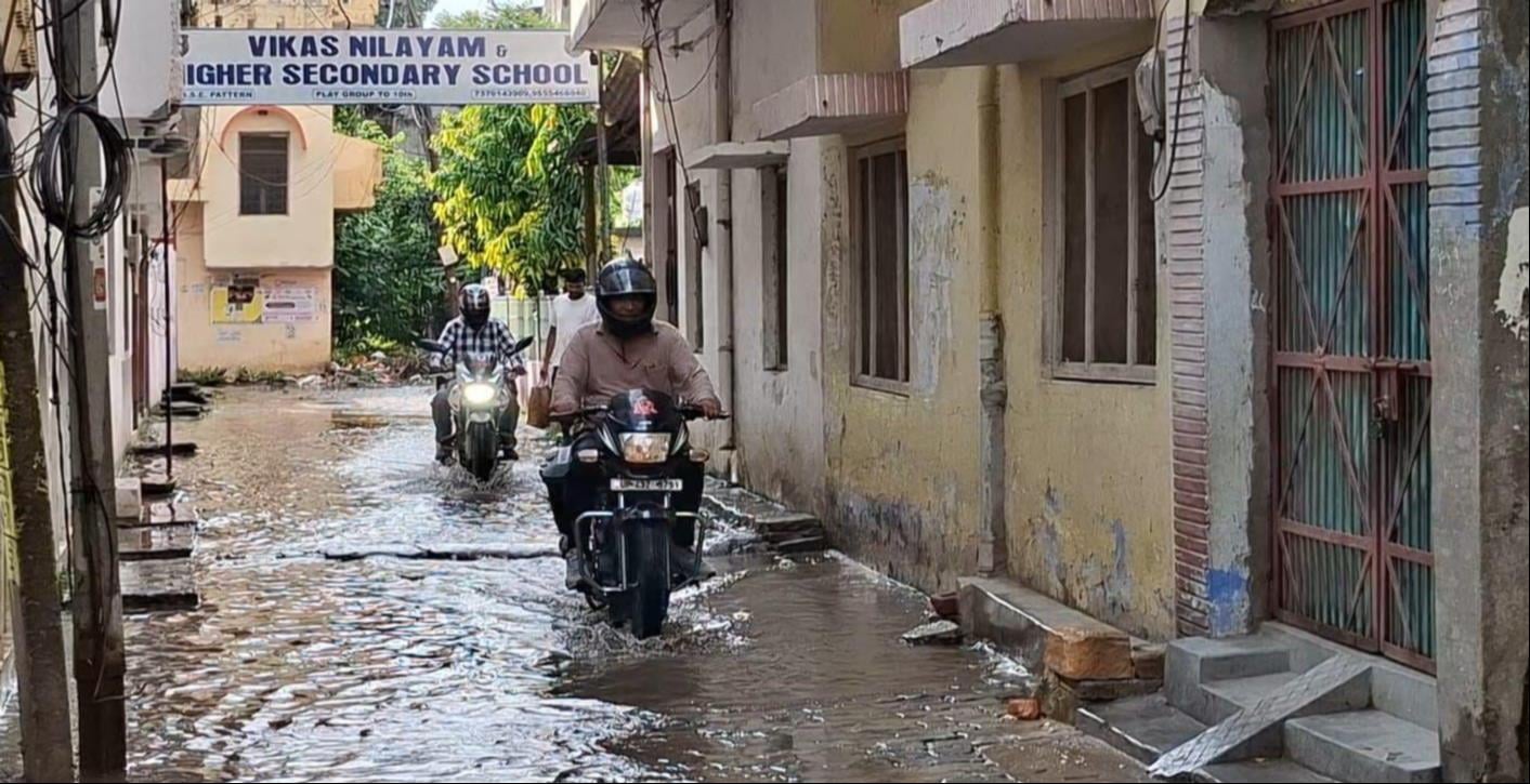 बारिश से शहर में हुआ जलभराव। संवाद