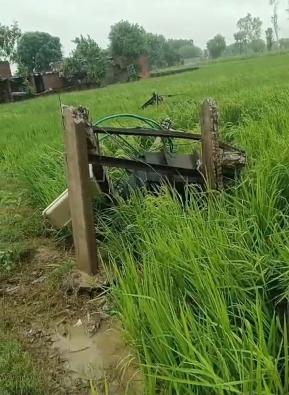 बारिश व तेज हवा से बिजली की लाइन व खंभों पर गिरे पेड़ और खामियों को ठीक करते कर्मचारी। संवाद बारिश व तेज हवा से बिजली की लाइन व खंभों पर गिरे पेड़ और खामियों को ठीक करते कर्मचारी। संवाद