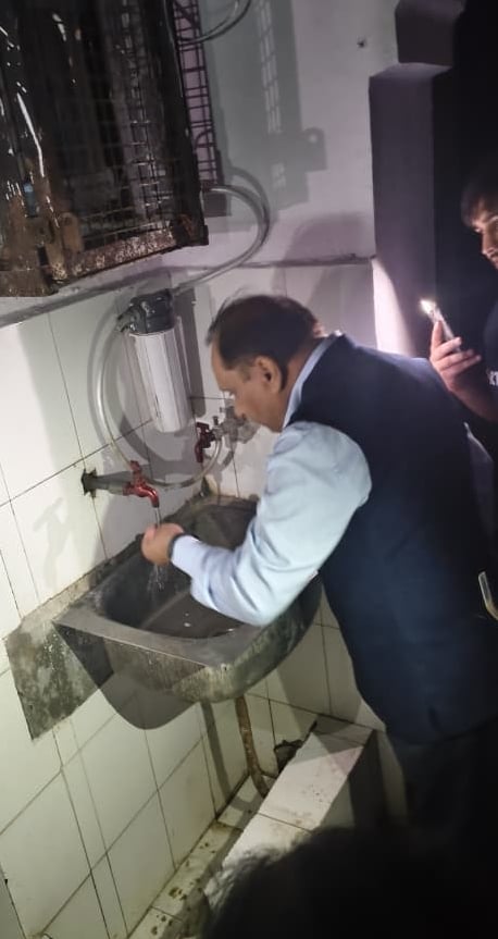छात्रावास में बृहस्पतिवार को पानी की जांच करते छात्र। टीडीएस आया 653। -अमर उजाला छात्रावास में बृहस्पतिवार को पानी की जांच करते छात्र। टीडीएस आया 653। -अमर उजाला