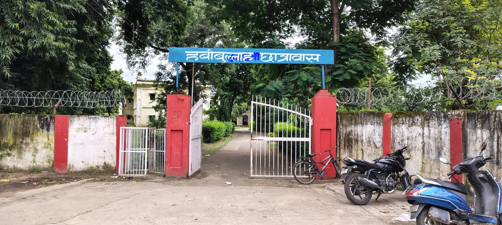 छात्रावास में बृहस्पतिवार को पानी की जांच करते छात्र। टीडीएस आया 653। -अमर उजाला छात्रावास में बृहस्पतिवार को पानी की जांच करते छात्र। टीडीएस आया 653। -अमर उजाला