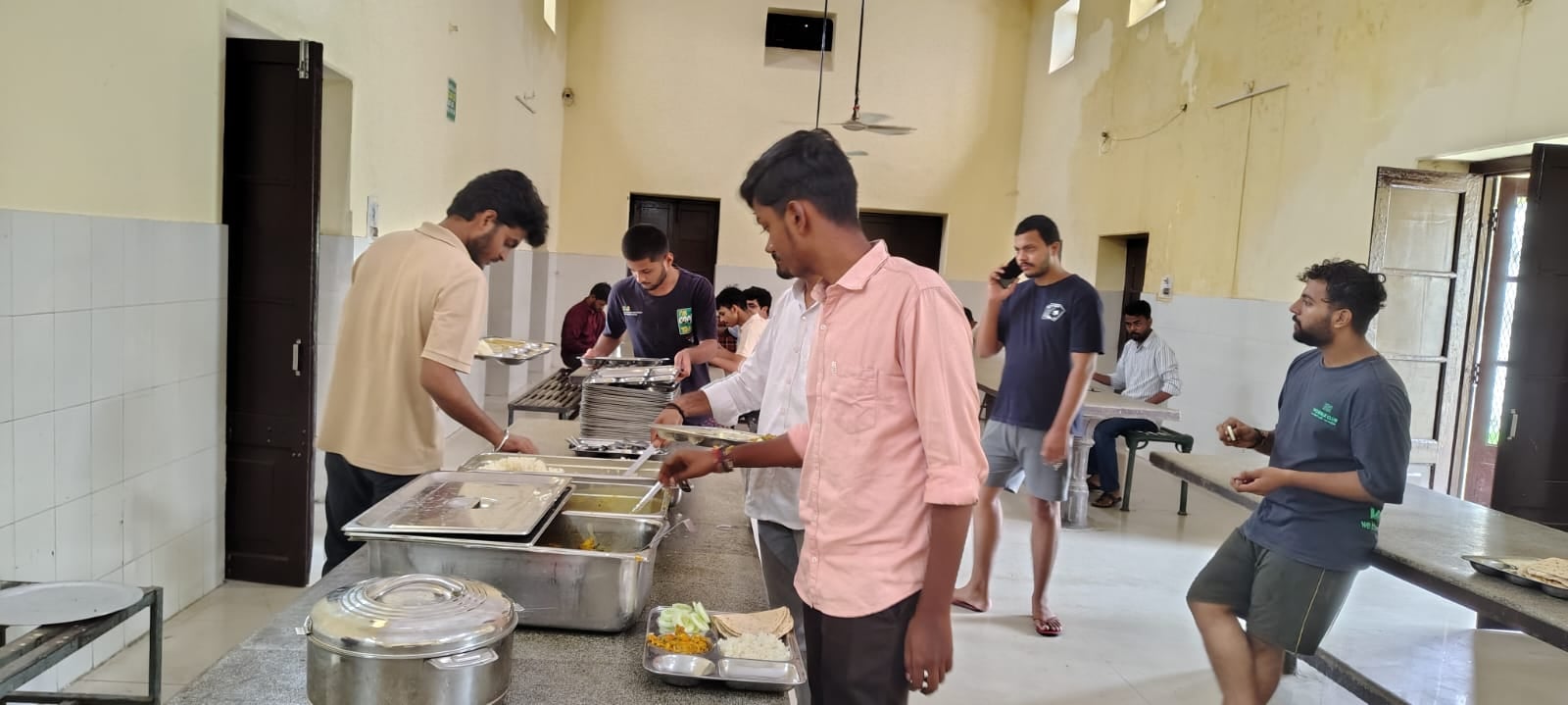 छात्रावास में बृहस्पतिवार को पानी की जांच करते छात्र। टीडीएस आया 653। -अमर उजाला छात्रावास में बृहस्पतिवार को पानी की जांच करते छात्र। टीडीएस आया 653। -अमर उजाला