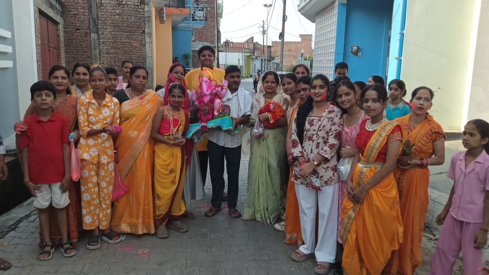 डूडा मुकीमपुर में कथा सुनाते संतशरण त्रिपाठी। संवाद डूडा मुकीमपुर में कथा सुनाते संतशरण त्रिपाठी। संवाद