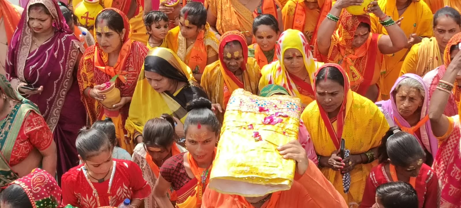 डूडा मुकीमपुर में कथा सुनाते संतशरण त्रिपाठी। संवाद डूडा मुकीमपुर में कथा सुनाते संतशरण त्रिपाठी। संवाद