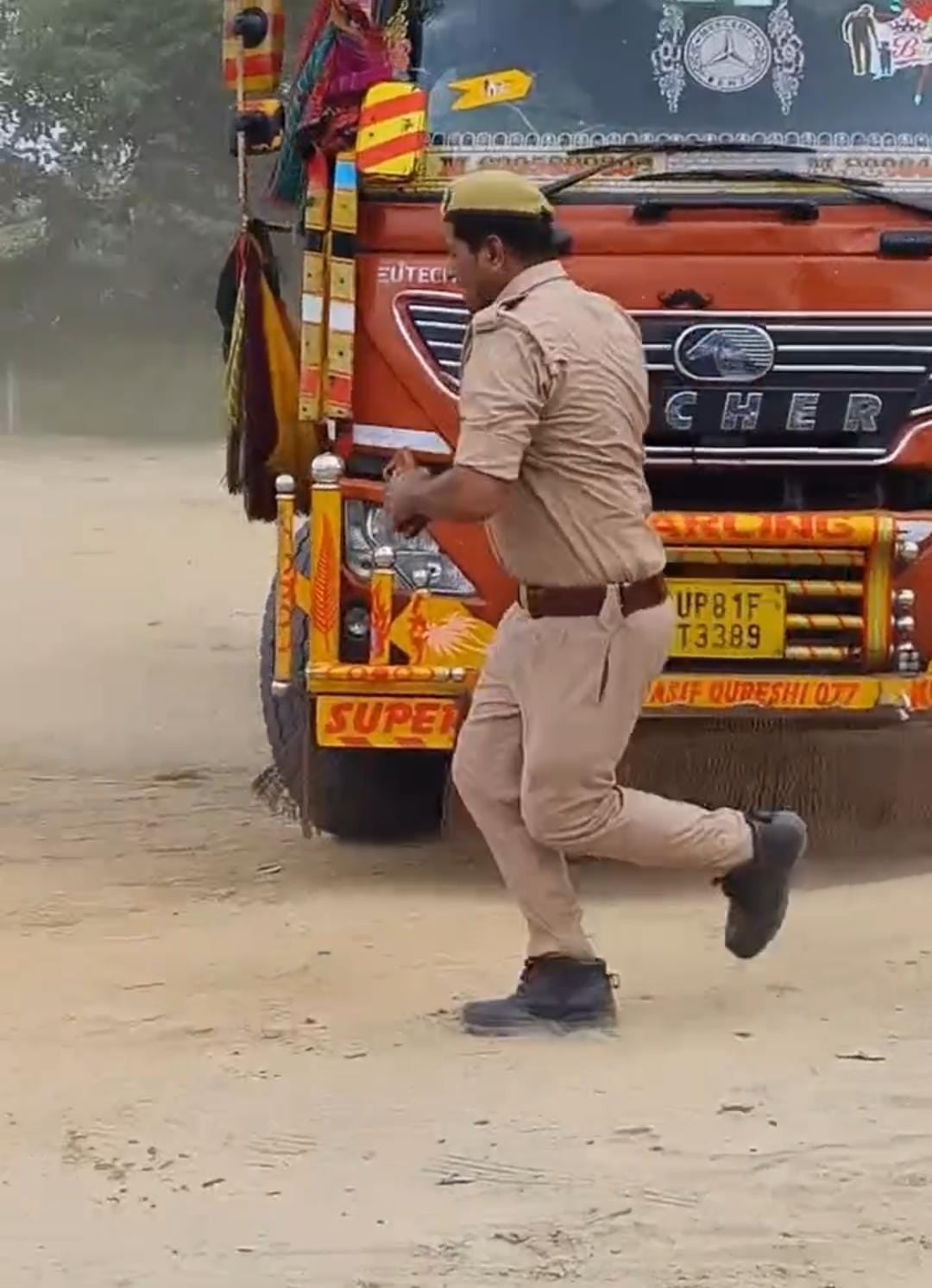 डीसीएम को रोकने पर सिपाही पर चढ़ाने का प्रयास करता चालक। स्त्रोत वीडियोग्रैब डीसीएम को रोकने पर सिपाही पर चढ़ाने का प्रयास करता चालक। स्त्रोत वीडियोग्रैब