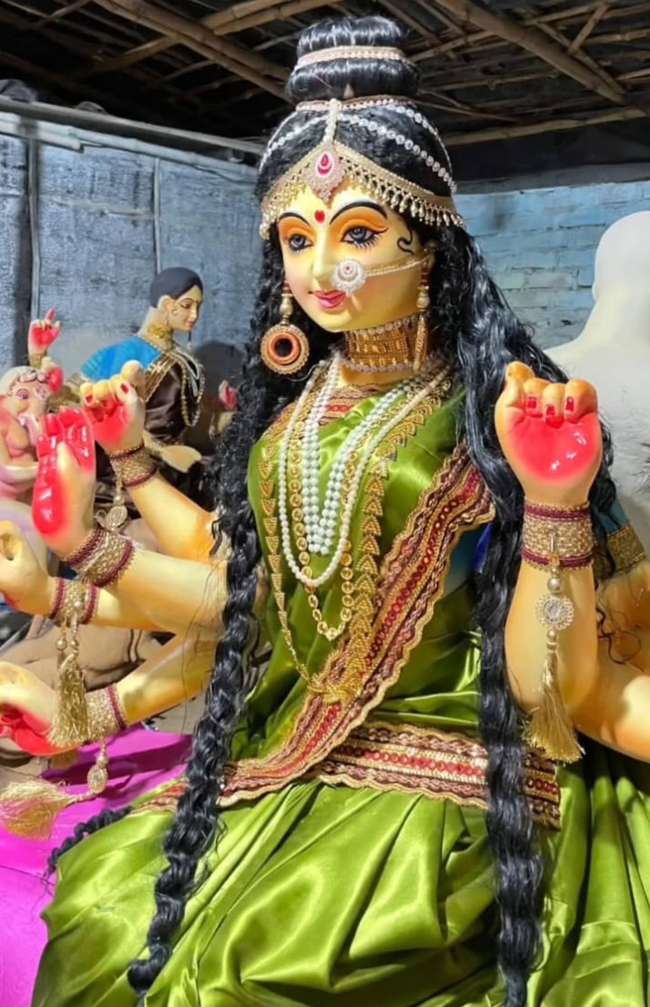 फोटो-03-असोथर में कारीगरों द्वारा तैयार की गई मां दुर्गा की प्रतिमा। संवाद