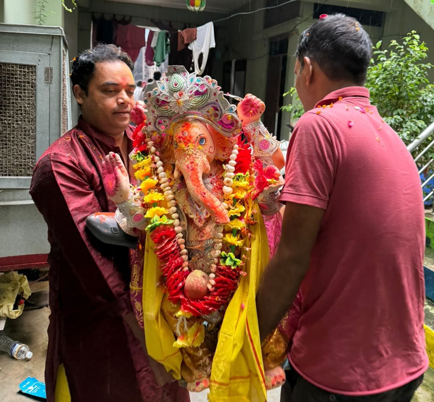 फोटो-17- उतरौला के कुआनों नदी के सुंदरघाट पर श्रीगणेश प्रतिमा विसर्जन करने जाते श्रद्धालु। संवा फोटो-17- उतरौला के कुआनों नदी के सुंदरघाट पर श्रीगणेश प्रतिमा विसर्जन करने जाते श्रद्धालु। संवा