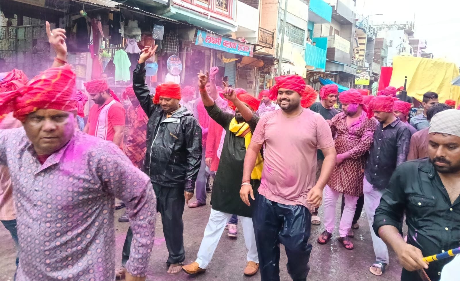 फोटो-17- उतरौला के कुआनों नदी के सुंदरघाट पर श्रीगणेश प्रतिमा विसर्जन करने जाते श्रद्धालु। संवा फोटो-17- उतरौला के कुआनों नदी के सुंदरघाट पर श्रीगणेश प्रतिमा विसर्जन करने जाते श्रद्धालु। संवा
