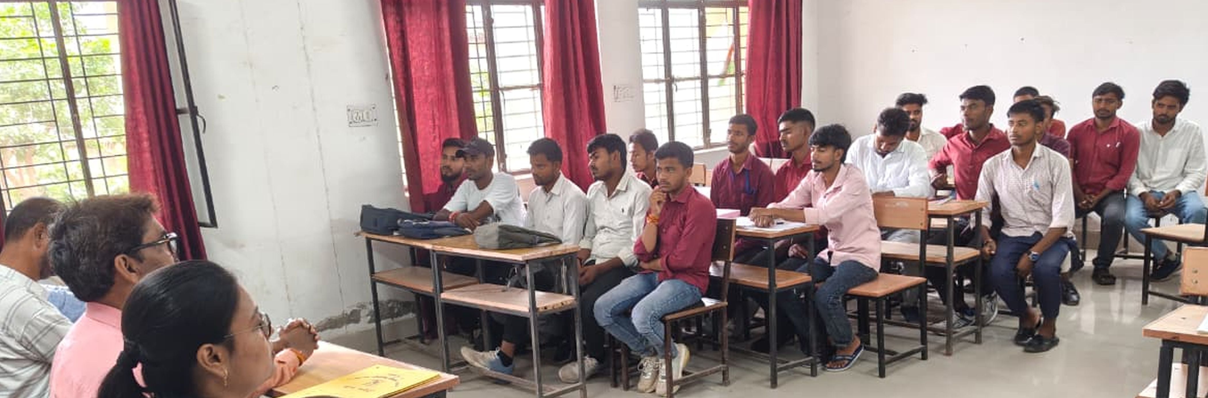 फोटो-18-साक्षात्कार लेते अधिकारी। संवाद फोटो-18-साक्षात्कार लेते अधिकारी। संवाद