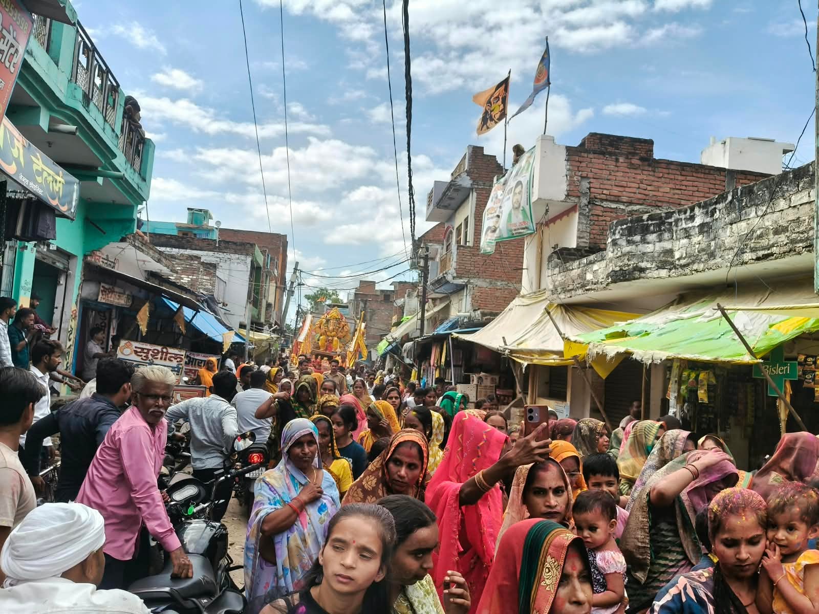 फोटो-19 पल्ला मोहल्ले से निकली विसर्जन यात्रा में नाचते श्रद्धालु। स्रोत: पाठक फोटो-19 पल्ला मोहल्ले से निकली विसर्जन यात्रा में नाचते श्रद्धालु। स्रोत: पाठक