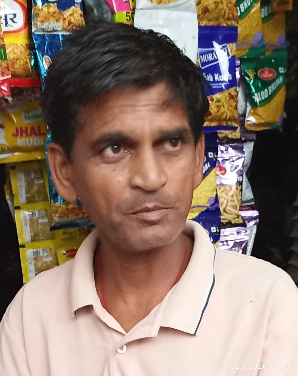 फोटो 20::जिला पूर्ति कार्यालय से सप्लाई इंस्पेक्टर योगेश वर्मा को पकड़कर ले जाती एंटी करप्शन टी