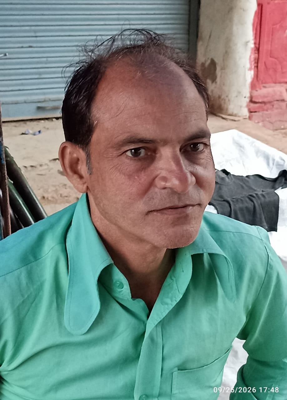 फोटो 20::जिला पूर्ति कार्यालय से सप्लाई इंस्पेक्टर योगेश वर्मा को पकड़कर ले जाती एंटी करप्शन टी
