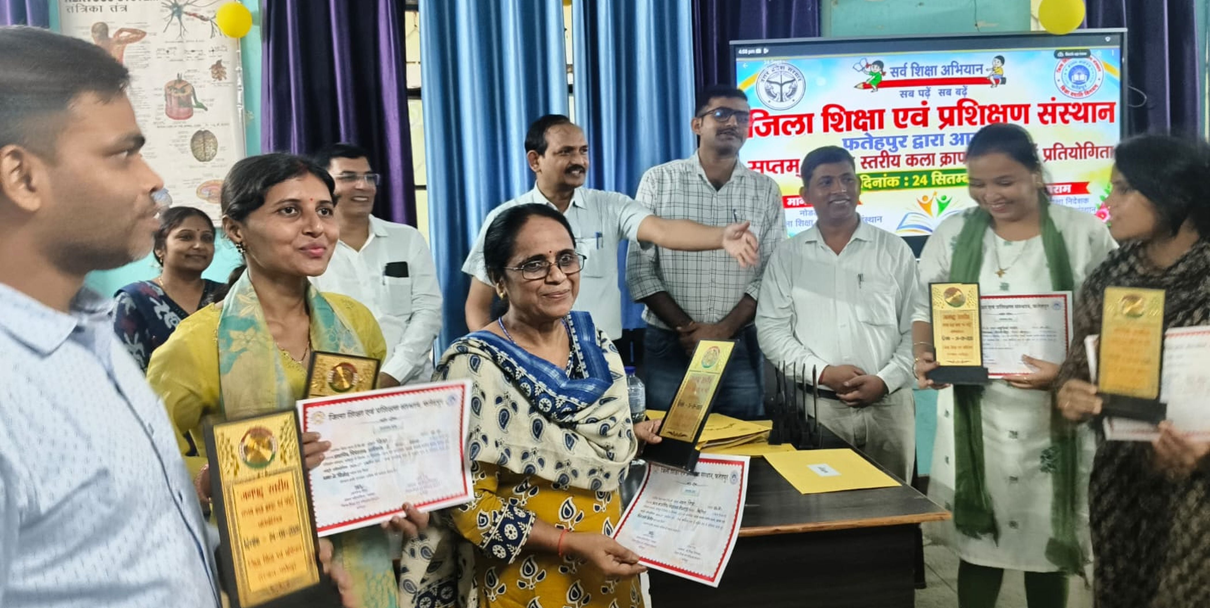 फोटो-23-डायट में पमाण पत्र व मोमेंटों के साथ मौजूद विजेता शिक्षक। स्रोत: स्वयं फोटो-23-डायट में पमाण पत्र व मोमेंटों के साथ मौजूद विजेता शिक्षक। स्रोत: स्वयं