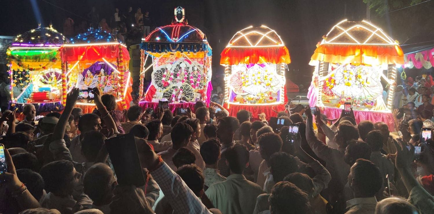 फोटो 24 एचएएमपी 20- मनमोहक राधा-कृष्ण की झांकी। आयोजक फोटो 24 एचएएमपी 20- मनमोहक राधा-कृष्ण की झांकी। आयोजक