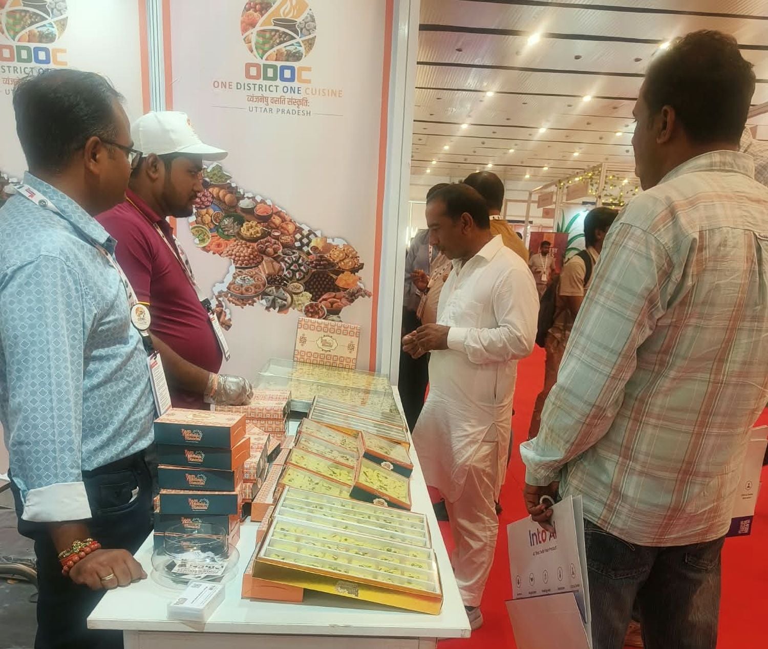 फोटो-25- ग्रेटर नोएडा में आयोजित यूपी ट्रेड शो में स्टॉल में मूज से बने वस्तुओं का प्रदर्शन करत