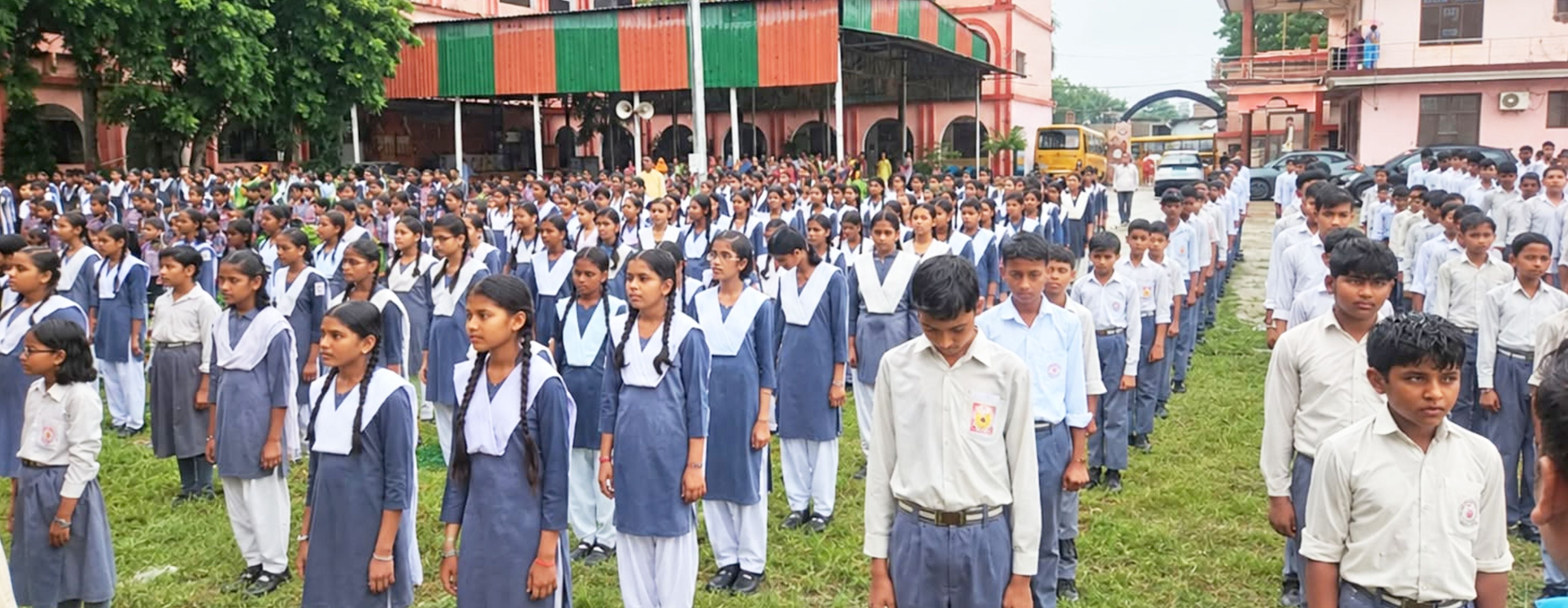 फोटो-28-बिंदकी में सामूहित वंदे मातरम् का गायन करते शिक्षक और छात्र। संवाद