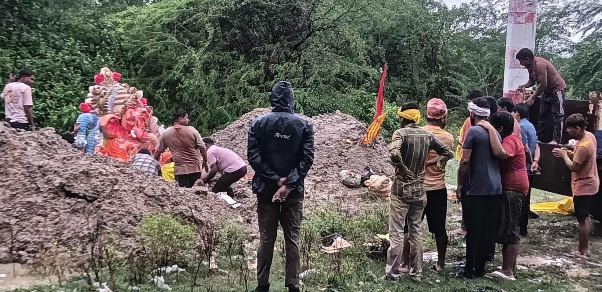 फोटो-32-हुसैनगंज में गणेश प्रतिमा का भू विसर्जन करते भक्त। संवाद