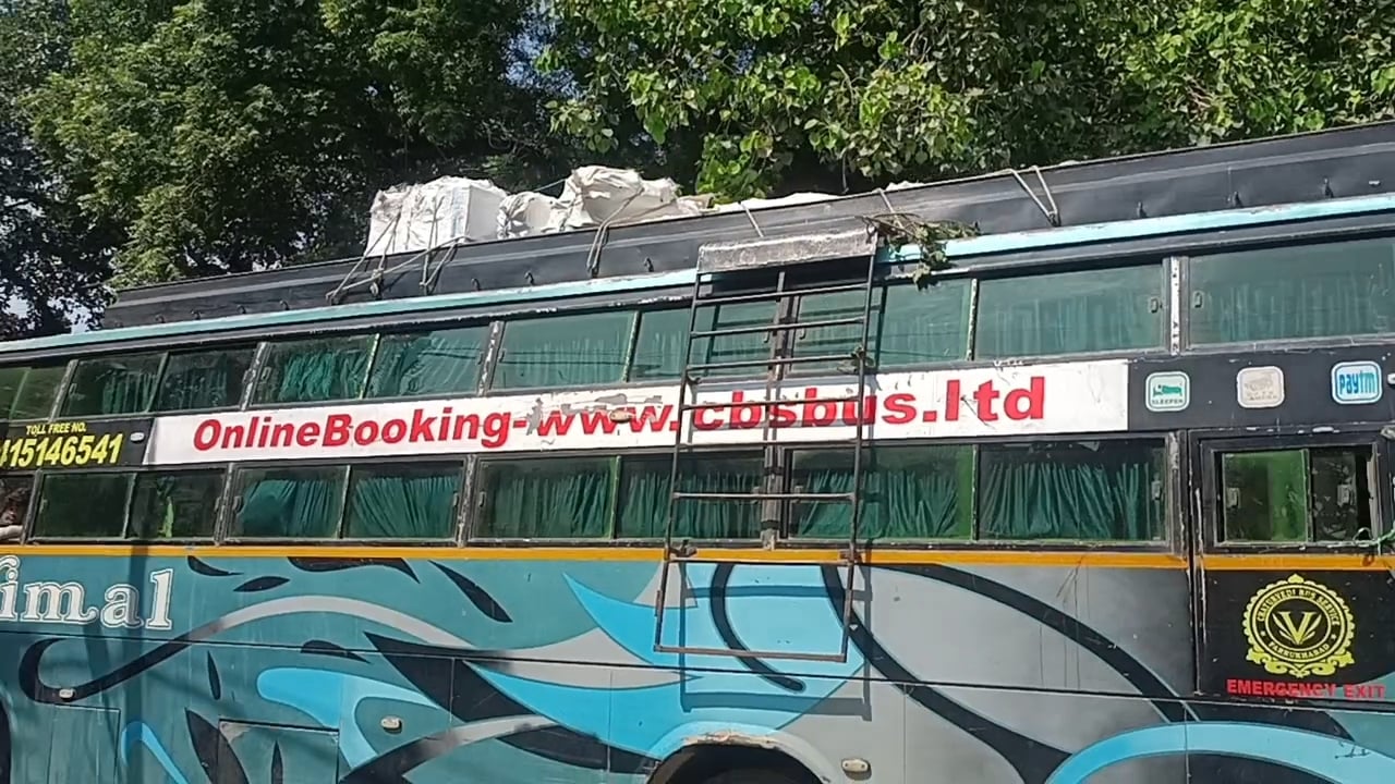 फोटो-6 शहर के चांदपुर के पास पेट्रोल पंप पर खड़ी स्लीपर बस में पीछे कांच की जगह लगी टिन व लगी अ फोटो-6 शहर के चांदपुर के पास पेट्रोल पंप पर खड़ी स्लीपर बस में पीछे कांच की जगह लगी टिन व लगी अ