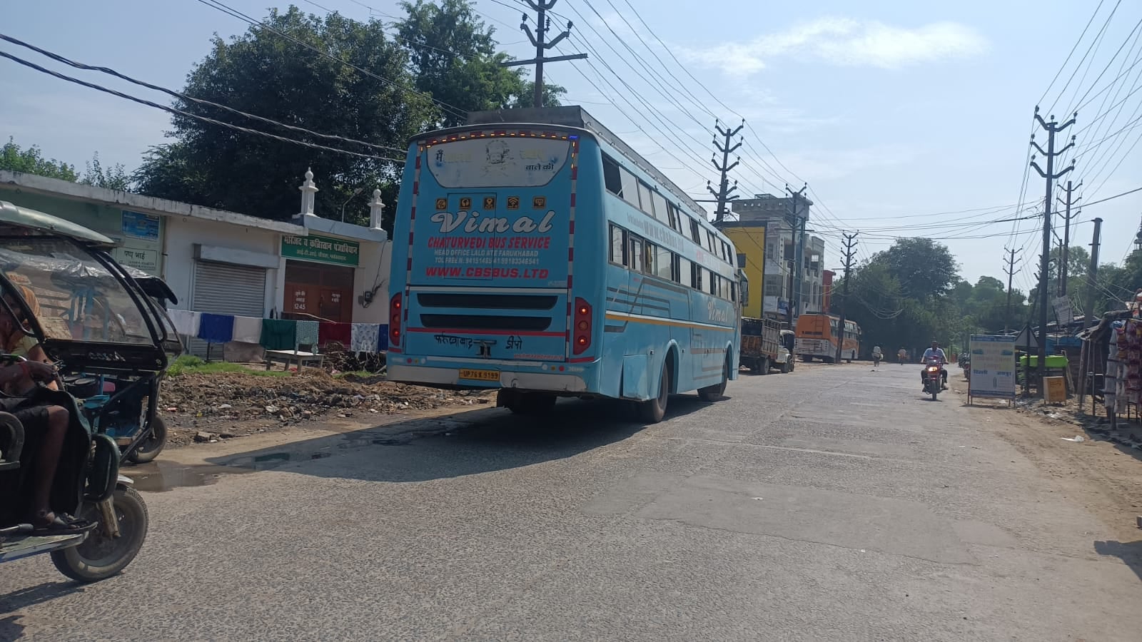 फोटो-6 शहर के चांदपुर के पास पेट्रोल पंप पर खड़ी स्लीपर बस में पीछे कांच की जगह लगी टिन व लगी अ फोटो-6 शहर के चांदपुर के पास पेट्रोल पंप पर खड़ी स्लीपर बस में पीछे कांच की जगह लगी टिन व लगी अ