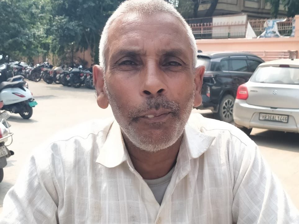 फोटो संख्या:64- यादव धर्मशाला  में आयोजित शिविर में लगी विभिन्न विभागों की डेस्क--संवाद
