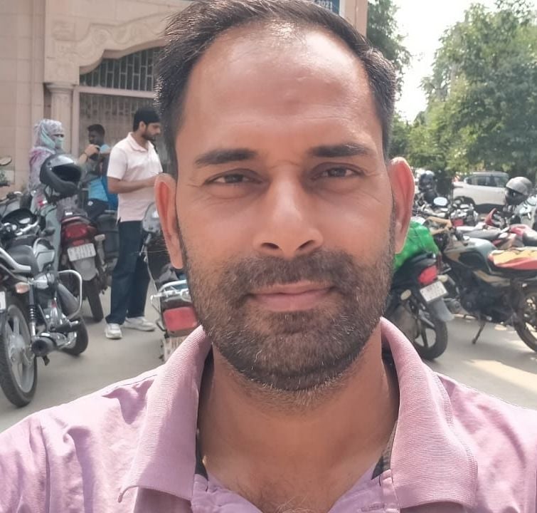फोटो संख्या:64- यादव धर्मशाला  में आयोजित शिविर में लगी विभिन्न विभागों की डेस्क--संवाद