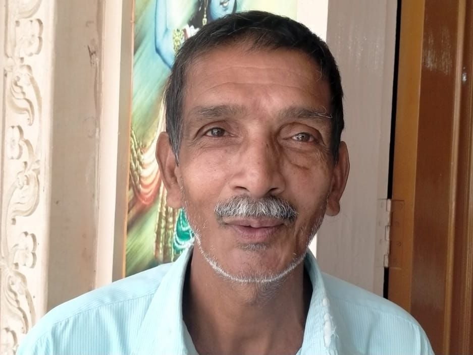 फोटो संख्या:64- यादव धर्मशाला  में आयोजित शिविर में लगी विभिन्न विभागों की डेस्क--संवाद