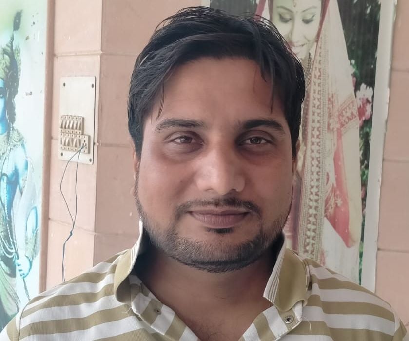 फोटो संख्या:64- यादव धर्मशाला  में आयोजित शिविर में लगी विभिन्न विभागों की डेस्क--संवाद