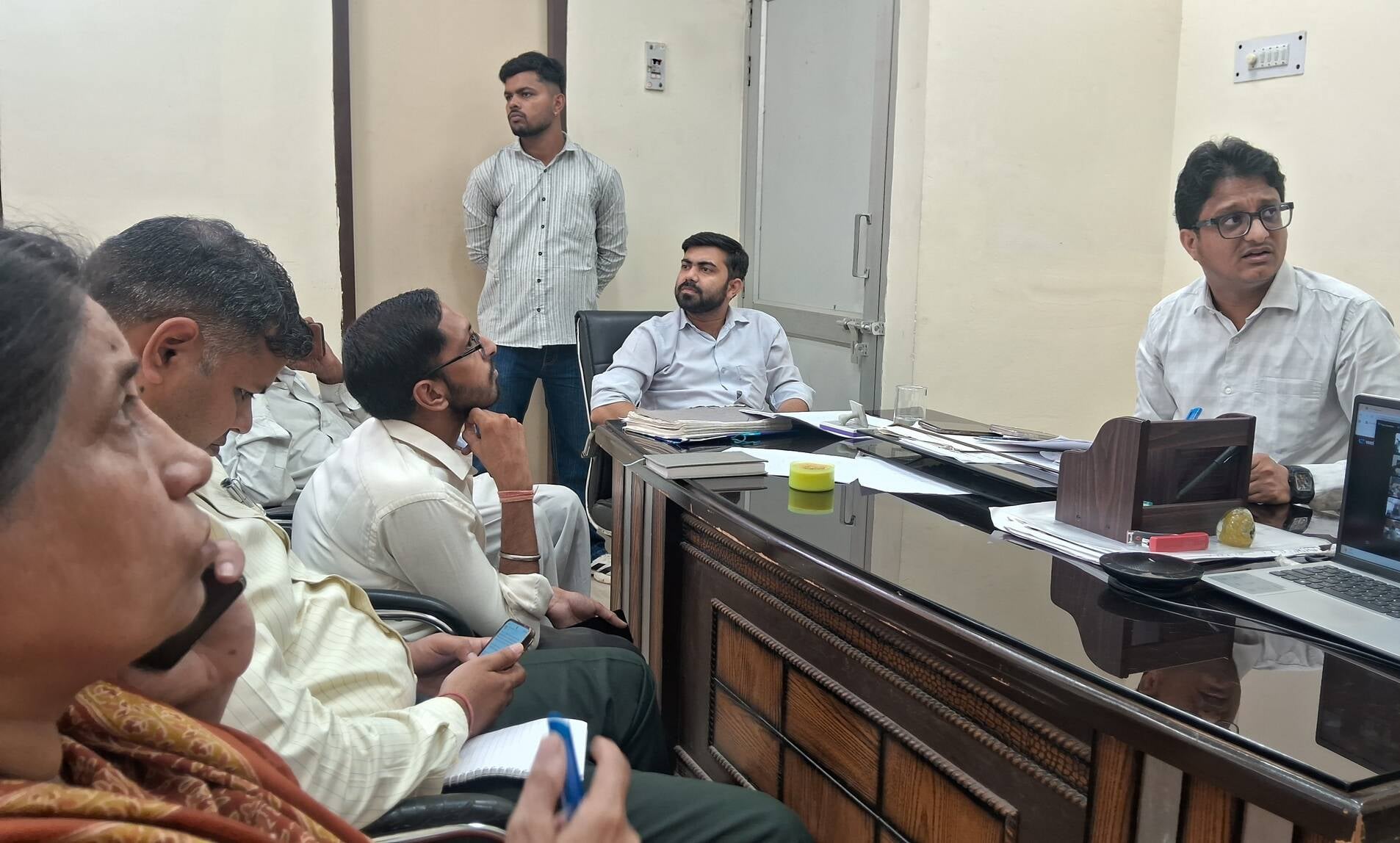 फोटो : सोनीपत के खरखौदा में कार्रवाई नहीं होने पर एसडीएम कार्यालय के अंदर अनशन करते बुजुर्ग हेम फोटो : सोनीपत के खरखौदा में कार्रवाई नहीं होने पर एसडीएम कार्यालय के अंदर अनशन करते बुजुर्ग हेम