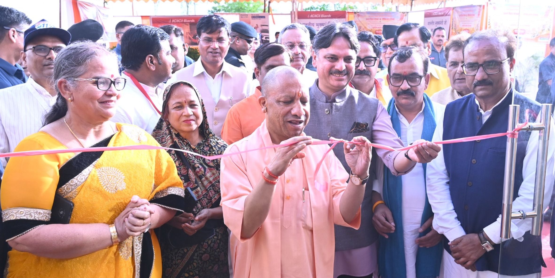 ग्राम दोना, आगरा एक्सप्रेसवे के पास वरुण विहार योजना व नैमिष नगर योजना का भूमि पूजन करते मुख्यम